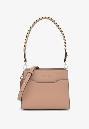 Sac à main en cuir tan avec une finition texturée, doté d'une bandoulière tressée et de quincaillerie en argent. "TOUS" embouti à l'avant. Design compact.