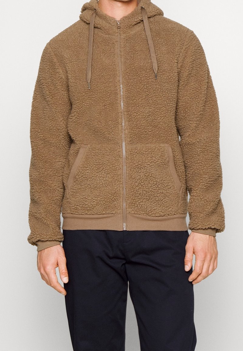 Felpa con zip marrone in pile con superficie texturizzata, cappuccio regolabile con cordino e tasche laterali, dotata di polsini e orlo a coste.