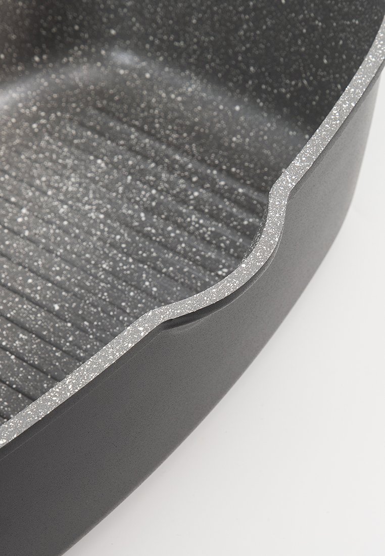 Zwarte antiaanbak bakvorm met een gestructureerd, gespikkeld oppervlak en rechtopstaande randen, voorzien van een ribbelbodem voor verbeterde hitteverdeling.