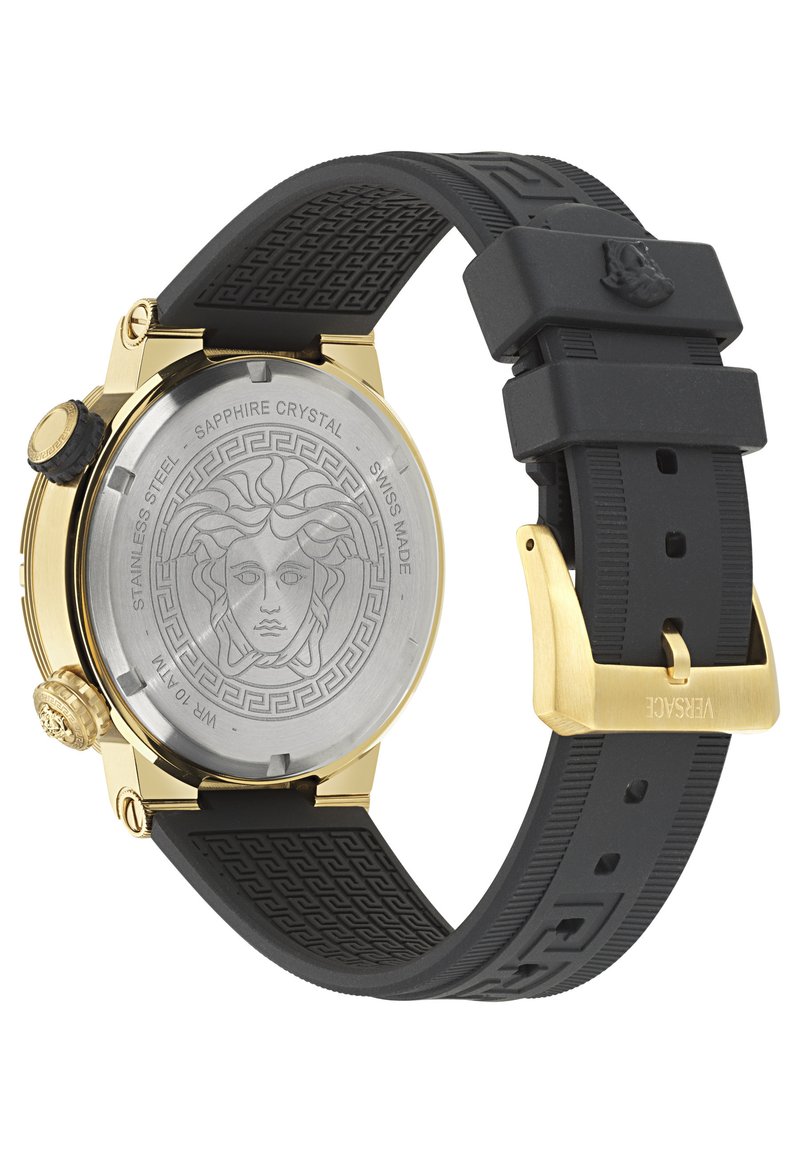 Montre en acier inoxydable doré avec un cristal saphir, un bracelet en caoutchouc noir et un design Medusa gravé au dos du boîtier.