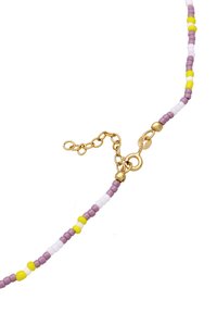 Multicolor perlekæde med lilla, hvide og gule perler, med en guldkrog og justerbar kæde. Glat tekstur overalt.