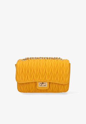 Gele gewatteerde handtas met gouden kettingriem en rechthoekige draaisluiting op de voorklep.