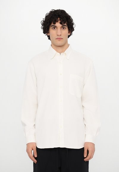 Hvid skjorte med knapper i letvægtsstof, der har en brystlomme, lange ærmer og klassisk krave. Enkel, ren design.