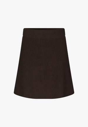 Pruun ribakirjas seelik, millel on kohandatud vöökoht ja laienev äär. Omab tekstuurilisi detaile struktureeritud ilme saavutamiseks.