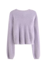 Lila kort gebreid sweater met lange mouwen, zachte harige textuur, ronde halslijn en een relaxte pasvorm. Geen patronen of metalen onderdelen zichtbaar.