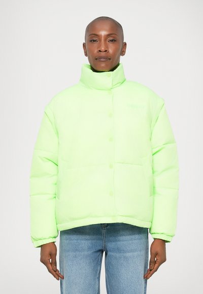 Veste en duvet néon verte avec un col montant, des boutons-pression et des poches latérales. Tissu texturé avec un design matelassé.