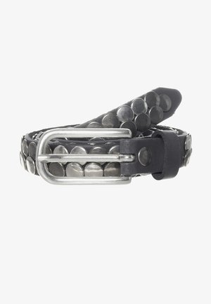 Ceinture en cuir noir avec des clous ronds argentés et une boucle métallique argentée, enroulée sur un fond blanc.