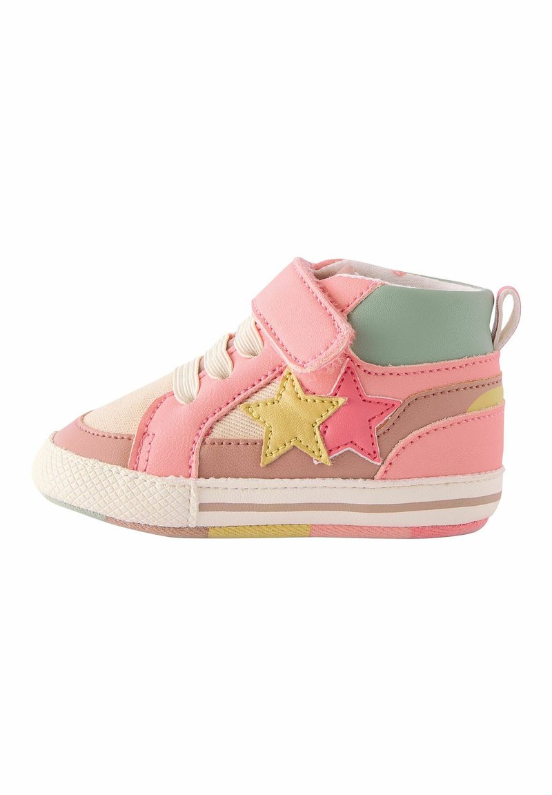Baskets montantes en rose, beige et vert. Présentent des appliqués étoilés en jaune et rose, une semelle en caoutchouc texturée et une fermeture à sangle réglable.