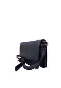 Borsa a tracolla in pelle nera con finitura testurizzata, design a patta e tracolla regolabile; presenta hardware dorato per un aspetto elegante.