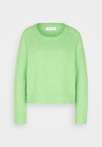 Pull en maille vert clair à manches longues avec col rond, poignets et ourlet côtelés, présenté sur un fond clair uni.