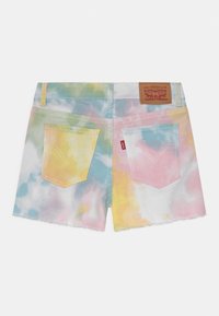 Shorts in denim Levi's, con una fantasia tie-dye pastello in blu, rosa e giallo, presentano una finitura sfrangiata e due tasche posteriori con etichetta del marchio sulla vita.