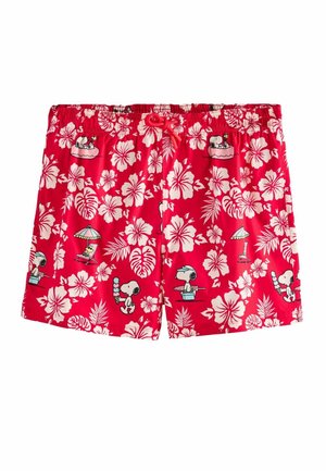 Czerwone kąpielówki z białymi kwiatami hibiskusa i postaciami Snoopy'ego, które odpoczywają, niosą lody i relaksują się pod parasolami.