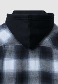 Felpa con cappuccio in flanella plaid nera e grigia, caratterizzata da un cappuccio nero a tinta unita, tessuto testurizzato e un classico motivo a quadri.