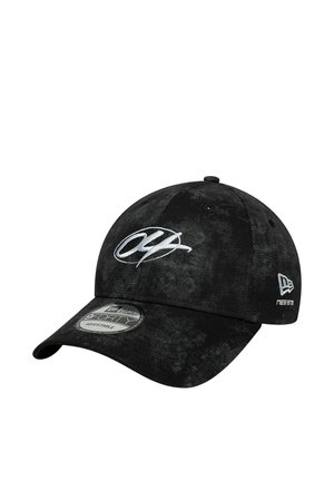 Czarna regulowana czapka baseballowa z białym wyhaftowanym abstrakcyjnym logo na przodzie oraz logo New Era z boku.