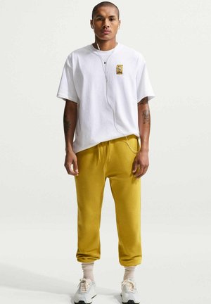 M NK CLUB BB JOGGER - Pantalones deportivos - saffron quartz saffron quartz white