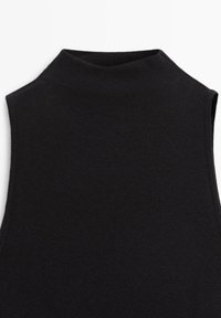 Svart ärmlös polotröja i mjukt stickat material, med hög krage och en slät yta utan synliga mönster eller dekorationer.