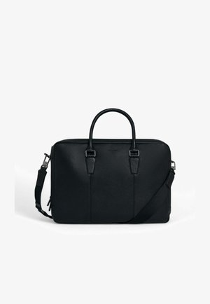 Maletín negro de cuero con dos asas superiores, correa de hombro ajustable, textura lisa y detalles mínimos. Cuenta con acentos de herrajes metálicos.