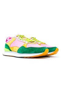 Multikleur sneakers met roze, groene en gele suède met een gestructureerde afwerking. Witte tussenzool en oranje rubberen buitenzool.