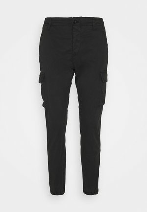 Sorte cargo bukser med en tætsiddende pasform, lavet af letvægtsstof. Har to sidelommer og elastiske manchetter ved anklerne.