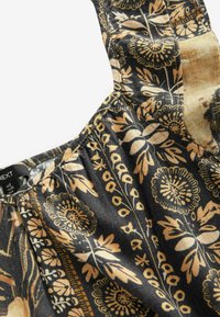 REGULAR FIT - V-NECK RUFFLE SLEEVE - Vapaa-ajan mekko - soft brown and black tile print