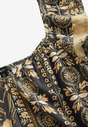 Blumenmusterstoff in Schwarz und Gold, mit Trägern und geraffter Textur, reich verziert mit komplizierten Motiven von Blumen und Blättern.