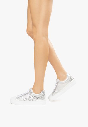 Scarpe da ginnastica argento con finitura metallica, suole bianche, dettagli testurizzati e lacci bianchi. Presentano motivi geometrici sui lati.