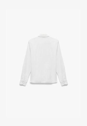 Witte longsleeve met kraag, met knoopmanchetten en een gladde, gestructureerde stof. Achteraan is de rechte zoom en het minimalistische ontwerp zichtbaar.