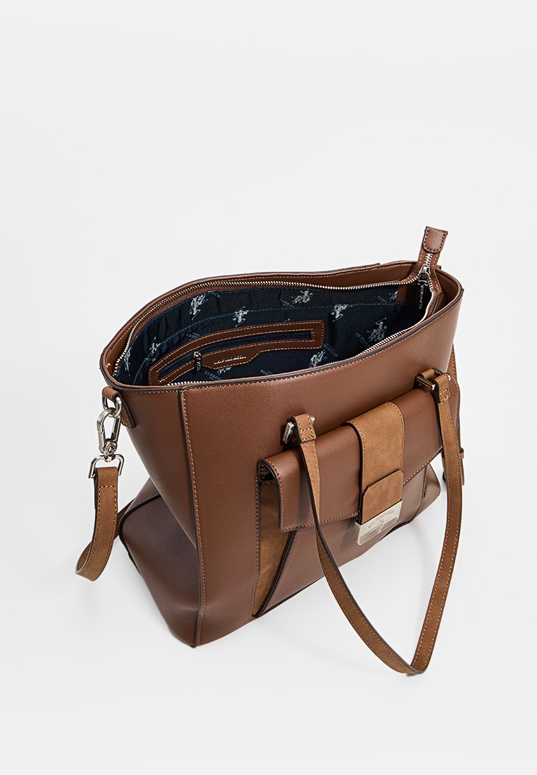 Braune Leder-Tote mit strukturiertem Shape, Reißverschluss und einem Innenraum mit einem dunklen Muster. Enthält einen abnehmbaren Schultergurt und eine Akzentklappe.