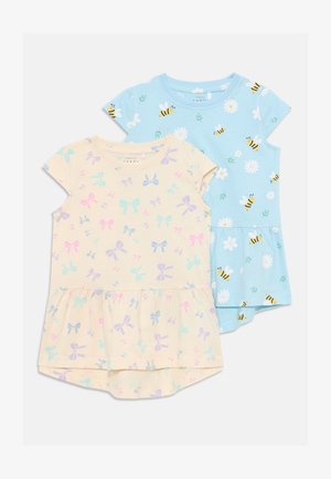 Du šortų rankovių suknelės: viena šviesiai geltona su pastelinių kaspinų raštais, kita mėlyna su bitėmis ir ramunėlėmis, abi su platėjančiu apvadu.