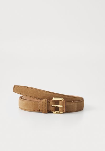 Ceinture en daim marron avec une texture lisse, dotée d'un design à double boucle en métal doré. La sangle est arrondie et flexible.