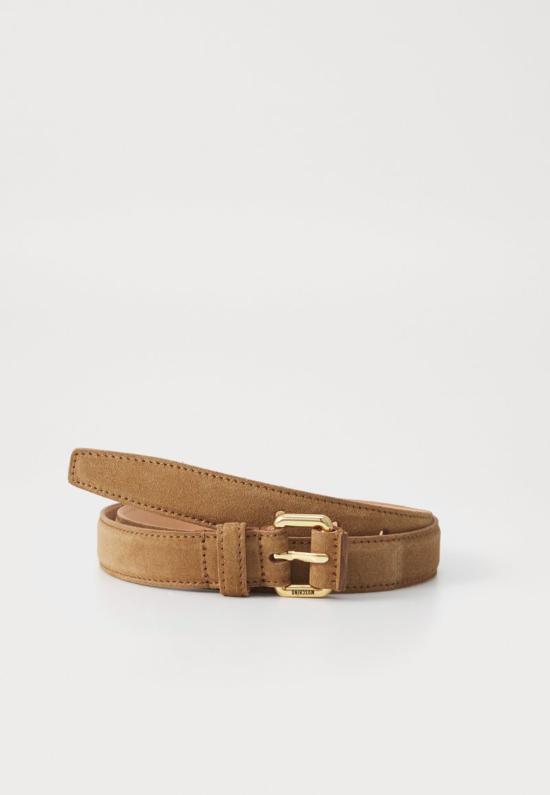 Rjav semiš pas z gladko teksturo, ki ima dvojno sponko iz zlatega kovine. Pas je zaobljen in fleksibilen.