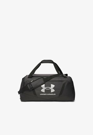 Šedá taška typu duffel z odolné látky, s černými detaily, polstrovanými rukojetmi, nastavitelným ramenním popruhem a bílým logem Under Armour.