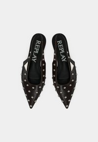 Μαύρα δερμάτινα slingback παπούτσια με μυτερή μύτη, διακοσμημένα με ασημένιες τρουκς στο πάνω μέρος και μεταξένια εσωτερική σόλα με λογότυπο.