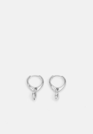 Orecchini a cerchio in argento con una finitura liscia. Ogni orecchino presenta un pendente a forma di goccia appeso nella parte inferiore. Design semplice e lineare.