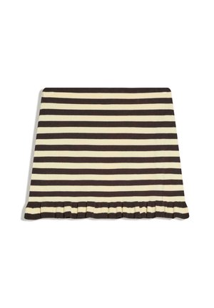 Brązowa i kremowa spódnica w poziome paski z marszczonym dołem, ułożona na płasko na białym tle.