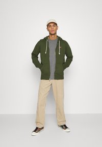 Levi's® THE ORIGINAL - Camisola com fecho - mossy green