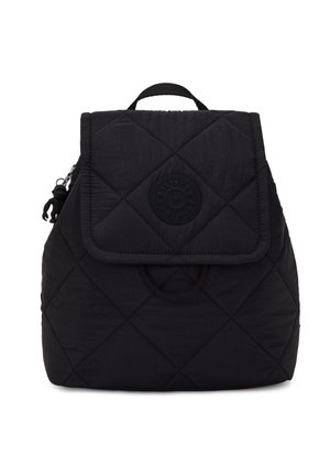 Sac à dos en tissu noir matelassé avec un rabat supérieur, une poignée de transport et un petit porte-clés singe attaché à la fermeture éclair latérale.