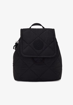 Sac à dos en tissu noir matelassé avec un rabat supérieur, une poignée de transport et un petit porte-clés singe attaché à la fermeture éclair latérale.