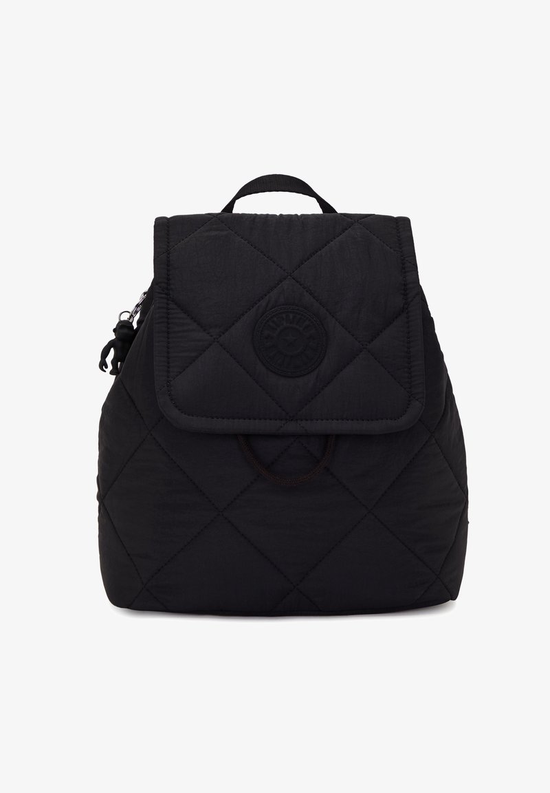 Sac à dos en tissu noir matelassé avec un rabat supérieur, une poignée de transport et un petit porte-clés singe attaché à la fermeture éclair latérale.