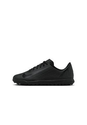 Chaussures de sport noires avec une tige texturée présentant des lignes diagonales, une semelle amortissante et de petites pointes d'adhérence.