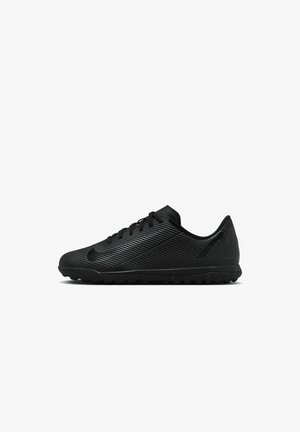 Zwarte sportieve schoenen met een gestructureerde bovenkant met diagonale lijnen, een gevoerde zool en kleine traction-studs voor grip.