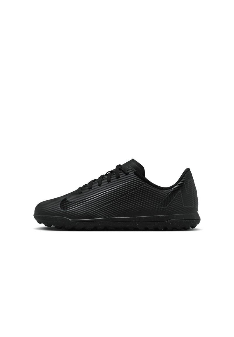 Scarpe atletiche nere con una tomaia testurizzata caratterizzata da linee diagonali, suola ammortizzata e piccoli tasselli per la presa.