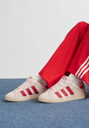 adidas Originals CAMPUS 00S - Joggesko - quartz/team victory red/gold-coloured