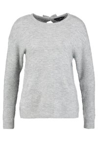 Pull léger gris en maille douce, avec un col rond, des manches longues et une petite ouverture au dos agrémentée d'un détail à nouer.