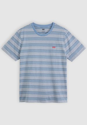 Tricou cu mânecă scurtă, de culoare albastră deschisă, cu dungi albe orizontale. Are un guler rotund și un mic logo roșu pe piept. Fabricat din bumbac.