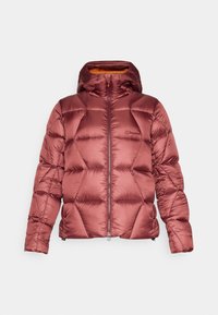 Chaqueta acolchada color burdeos con capucha y cremallera frontal, con un patrón de acolchado en forma de diamante y forro naranja.