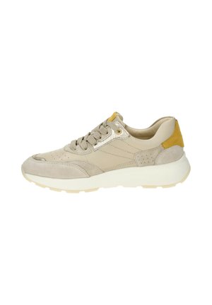 Beige en lichtgrijze suède sneaker met gele hakaccent, veters aan de voorkant, gevoerde witte zool en geperforeerde zijpanelen.