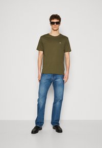 GANT PRINTED ARCHIVE SHIELD - T-Shirt basic - juniper green