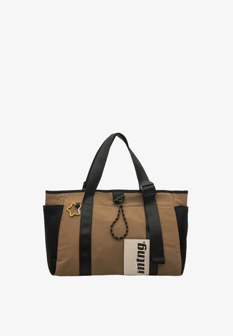 Borsa a tracolla in beige e nero, realizzata in tessuto resistente, con un ciondolo staccabile a forma di stella e manici a contrasto, completa di una targhetta frontale con testo.