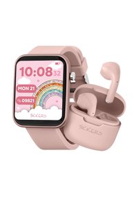 Montre connectée rose affichant l'heure, la date et le nombre de pas à côté d'écouteurs sans fil assortis dans un boîtier de chargement ouvert sur un fond blanc.